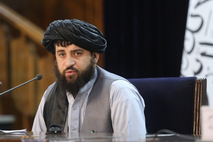 سرپرست وزارت دفاع در دولت طالبان افغانستان، پاکستان را متهم کرد که به پهپادهای آمریکایی اجازه داده از حریم هوایی این کشور برای رسیدن به افغانستان استفاده کنند.
