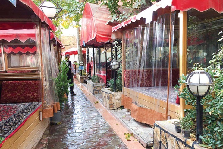 کارشناسان حوزه‌های اقتصادی و گردشگری از ضرورت هدایت بخشی به گردش مالی این شهرستان برای افزایش خدمات دهی به زائران مشهد می‌گویند.