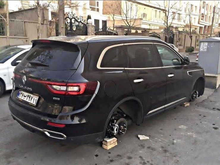 فروشندگان نیز بدون هیچ مشورتی به تنهایی به آدرس‌های اعلامی می‌رفتند و خریدار را پیدا می‌کردند. زمانی که خریدار سوار خودرو می‌شد، ناگهان با اسلحه کلت کمری صاحب خودرو را تهدید کرده و دو نفری خودرو‌ها را می‌ربودند.