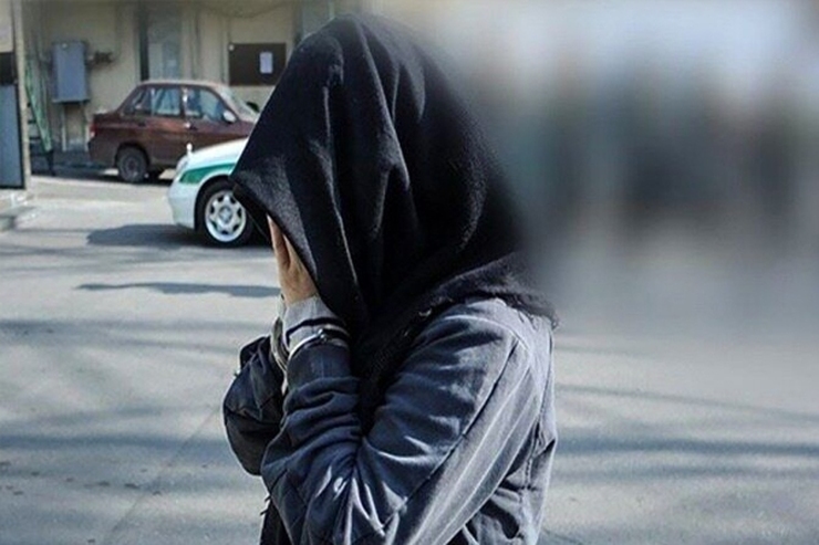 فرماندار شهرستان شیراز گفت: دو زن هتاک و ضارب خانواده شهید منصور خادم صادق لحظاتی پیش در شهرک گلستان شیراز دستگیر شدند.