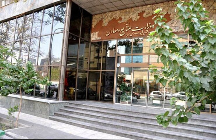 رئیس مجلس در پاسخ به اخطاری درخصوص گفت‌و‌گوی معاون پارلمانی با رسانه‌ها که شکل معرفی وزرای پیشنهادی صمت و بازگانی تغییر کرده است، گفت: در مورد وزارت صمت، همچنان بحث رئیس جمهور همان نکته‌ای است که بنده اینجا اشاره کرده بودم.