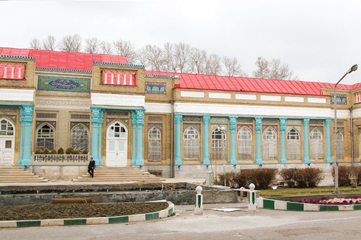 به بنای هشتاد و هشت ساله بیمارستان امام رضا (ع) که نگاه می‌کنیم، هنوز هم در رنگ‌ها، هم نشینی عقیق و فیروزه است. عمارت کلاه فرنگی با ایوان‌های بلند، یادگار دوران سخت ایران بین دو جنگ جهانی است.