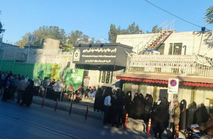 تا چشم کار می‌کند، از چپ و راست، صفوف طولانی تشکیل شده است که انتهایی برای آن دیده نمی‌شود. عقربه‌های ساعت، ۶ بامداد را نشان می‌دهد. شور و اشتیاق حسینی به شرکت در راهپیمایی اربعین باعث شده است مردم هر سختی در این راه را به جان بخرند و ساعت‌ها برای دریافت مهر تمدید گذرنامه در انتظار بمانند.