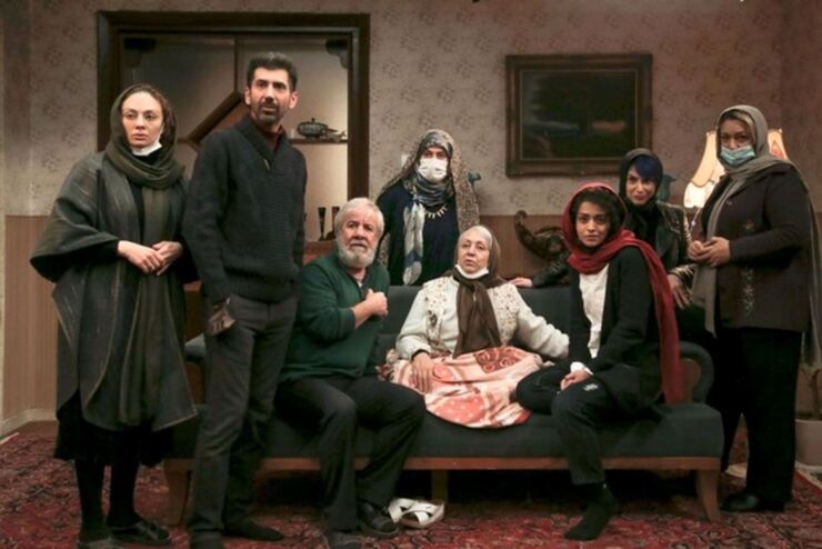 در حالی اکران فیلم سینمایی «شبِ طلایی» به کارگردانی «یوسف حاتمی‌کیا» از بیستم مرداد ماه در سینما‌های سراسر کشور آغاز شده که با وجود نزدیک به دو هفته فقط ۱/۷ میلیارد تومان فروش داشته است.