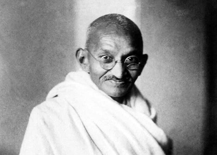 پیرمرد ۷۹ ساله لاغراندام هندی با آن عینک گرد معروف و روپوش سنتی بومی، پدر ملتش بود. پدری که بزرگ‌ترین منادی صلح در قرن ۲۰ لقب گرفت و جملاتش، فانوس‌های روشن در مسیر کسانی شد که در پی تحقق عدالت و رهایی از استعمار ظلم زمانه خود بودند.