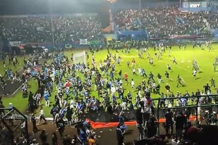 پس از ازدحام جمعیت در یکی از ورزشگاه‌های فوتبال اندونزی، ده‌ها نفر جان خود را از دست دادند؛ اتفاقی که یکی از تلخ‌ترین حوادث مربوط به ورزشگاه‌ها در جهان محسوب می‌شود.