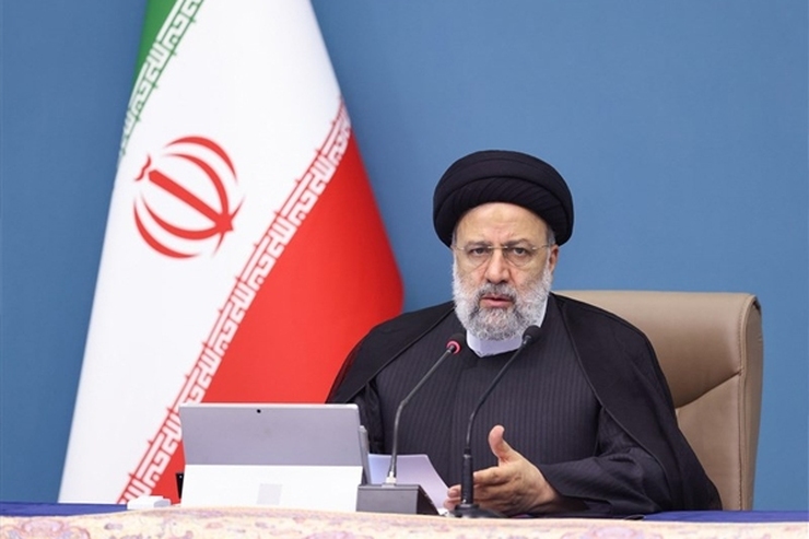 رئیس جمهور تلاش برای پیشرفت کشور و رفع موانع و مشکلات موجود را مهمترین راه مقابله با توطئه‌های دشمن دانست و گفت: دشمن همواره به دنبال آن است که از ضعف‌ها بهره‌برداری کند، اما رفع مشکلات و حسن انجام وظیفه، فرصت هرگونه موج‌سواری را از دشمن می‌گیرد.