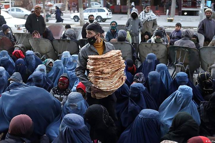کمیته صلیب سرخ جهانی ضمن هشدار درباره گسترش فقر در افغانستان اعلام کرد که برای جلوگیری از وخامت وضعیت به سرمایه‌گذاری بیشتر در افغانستان نیاز است.