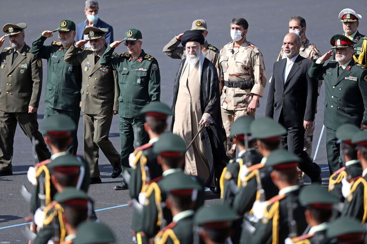 حضرت آیت‌الله خامنه‌ای فرمانده معظم کل قوا صبح امروز (دوشنبه) در مراسم مشترک دانش‌آموختگی دانشجویان دانشگاه‌های افسری نیرو‌های مسلح حضور یافتند.