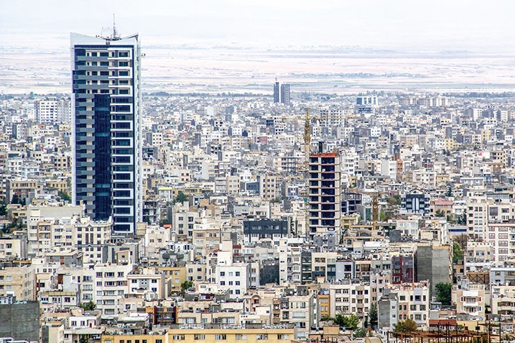رکود معاملات دراین مدت سبب شده است تا برای بسیاری از شهروندان مشهدی این پرسش به وجود بیاید که بازار مسکن در شش ماهه دوم سال چه تغییراتی خواهد داشت و آیا رکود معاملات ادامه می‌یابد یا رونق به بازار برمی گردد؟