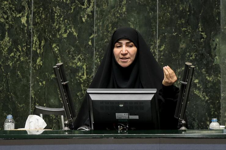 نماینده مردم نیشابور در مجلس گفت: آقای رئیسی گفته بود هرکس فرزندش تابعیت خارج داشته باشد، خودش هم باید برود، پس ما منتظر اجرای آن هستیم در حالی که فرزند ۵ هزار و ۴۰۰ و اندی از مسئولان در خارج از کشور هستند.