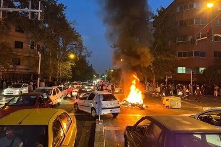 رئیس سازمان زندان‌ها و اقدامات تامینی و تربیتی کشور، گفت: حدود نیمی از بازداشت‌شدگان ناآرامی‌ها و اغتشاشات اخیر از زندان‌ها آزاد شده‌اند.