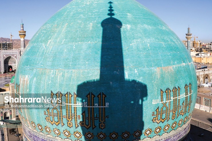 معماری تنها شاخصه مسجد گوهرشاد نیست و می‌توان در شرح ویژگی‌های آن به این دو مورد نیز اشاره کرد: مسجد گوهرشاد، سومین مسجد بزرگ ایران و بزرگ‌ترین بنای باقی‌مانده از قرن نهم هجری قمری در ایران است.