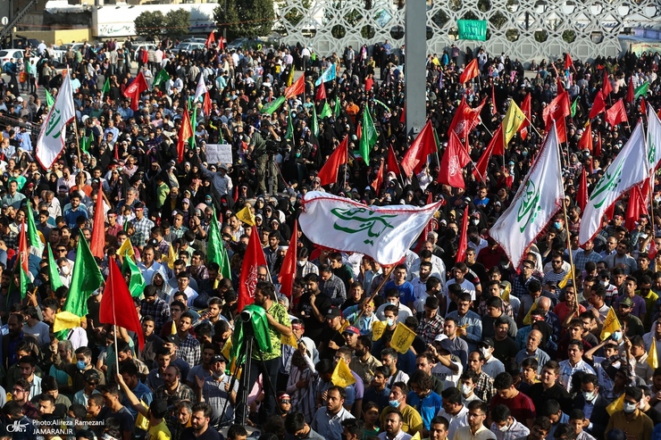 در حالی که شبکه سه سیما مراسم میدان امام حسین تهران را به صورت زنده پوشش میداد، حامد سلطانی مجری مراسم اعلام کرد هم اکنون شاهد سخنان رائفی پور خواهیم بود، و بلافاصله در این لحظه شبکه سه سیما تصاویر مراسم را قطع کرد.