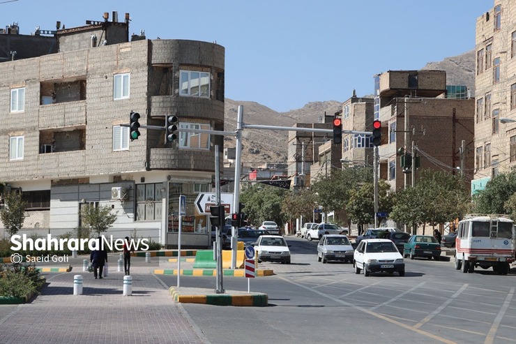 صدای آژیر ماشین آتش نشانی بلند می‌شود. خودرو امدادی باسرعت به طرف محل حادثه درحال حرکت است، اما همین که در انتهای بولوار کوشش به تقاطع هفت حوض و قائم می‌رسد، همه چیز به یک باره متوقف می‌شود.