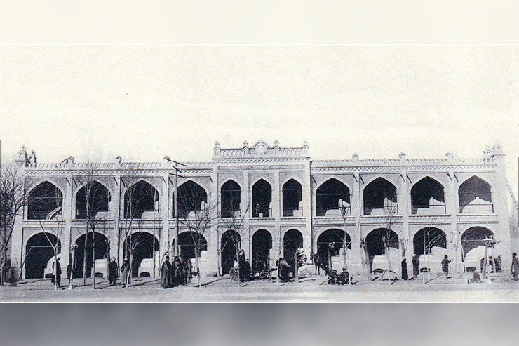 در ۷ شهریور ۱۲۵۸ خورشیدی، درباره حاجی ابوالقاسم، رئیس پستخانه مشهد، نوشته شده است که جوان معقول و امینی است، همیشه امانتداری کرده از جهت داخله و خارجه و کار خود را پیش برده، دادو ستد و آلودگی هم ندارد! د رحالی که شرایط پستخانه مشهد سه سال بعد کاملا متفاوت گزارش می‌شود.