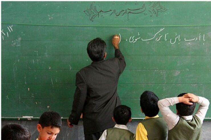 بر اساس گفته شهروندان مشهدی  بعضی از مدارس این شهر بعد از گذشت ۱۸ روز از سال تحصیلی هنوز معلم ندارند، این موضوع را از اداره کل 
 آموزش و پرورش خراسان رضوی پیگیری کردیم.