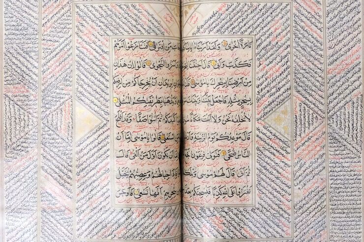 رونمایی از نسخه ۳۶۲ ساله قرآن کریم در مشهد