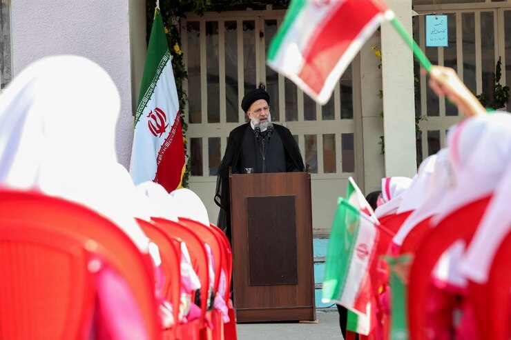 رئیس جمهور گفت: امسال در ۴ نشست کاری جدی با دانش‌آموزان، معلمان، کارشناسان آموزشی و اولیا دانش‌آموزان، به ارزیابی کیفی و دقیق نظام آموزشی کشور خواهیم پرداخت.