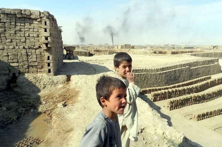 آسوشیتدپرس در تازه ترین گزارش خود گفته‌است که کودکان افغانستانی از صبح تا شام در کوره‌های خشت پزی در افغانستان کار می‌کنند.