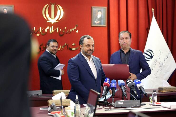 وزیر امور اقتصادی و دارایی با اشاره به آسیب‌های وارده به بانک سرمایه ناشی از سوء مدیریت صندوق ذخیره فرهنگیان در سال‌های گذشته گفت: با همکاری بانک مرکزی و وزارت اقتصاد برنامه اصلاحی برای بانک سرمایه در پیش گرفتیم.