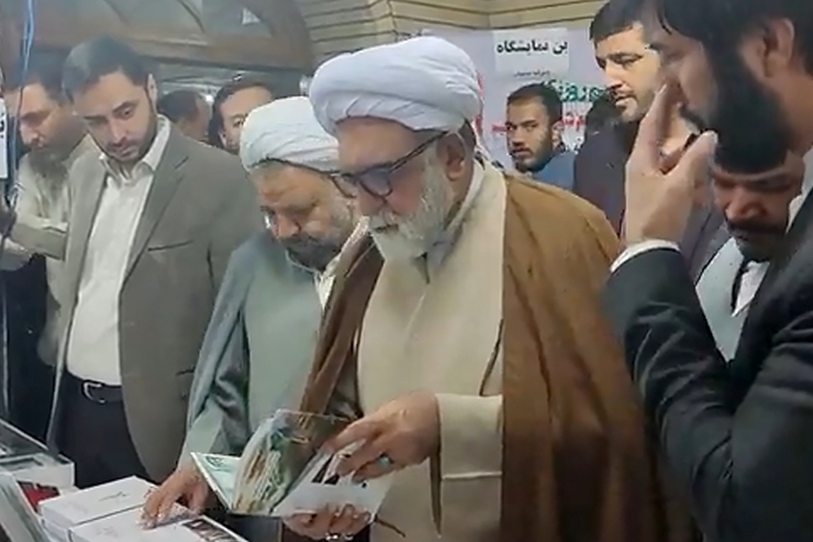 تولیت آستان قدس رضوی از هفتمین نمایشگاه تخصصی کتب حوزوی و معارف اسلامی مشهد بازدید کرد.