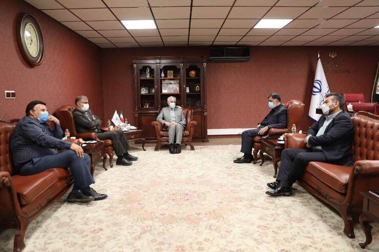 سازمان لیگ مدعی شده باشگاه استقلال اسنادی تقلبی را در راستای کسب تبلغیات محیطی به این سازمان ارائه کرده و با وساطتت وزیر توانسته تا این جا با همان شرایط ادامه داده است.