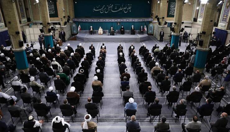 سران قوا، جمعی از مسئولان نظام و میهمانان شرکت‌کننده در سی‌وششمین کنفرانس بین‌المللی وحدت اسلامی، صبح امروز (جمعه) با حضرت آیت‌الله خامنه‌ای رهبر انقلاب اسلامی دیدار کردند.
