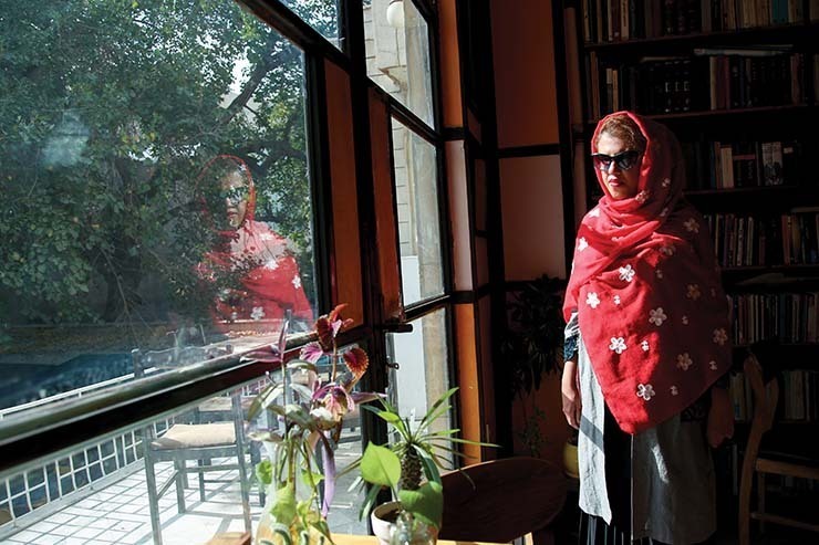 ساخت دنیای شعری سمانه مصدق در شرایطی شکل گرفته که او از بدو تولد توانایی دیدن نداشته است، اما به قول خودش: «چه ربطی دارد» به ادبیات و شعر و شاعر شدن و این چیزها؟