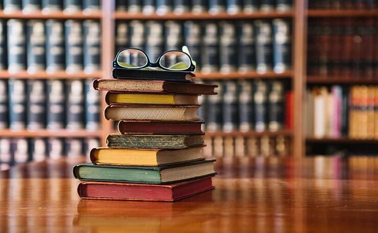 «نازنین» ، داستان زندگی مشترک کم‌دوام یک مرد ۴۰ساله و یک دختر ۱۶ساله است، یک مرد امانت‌فروش تک‌وتن‌ها و یک دختر یتیم که ناچار با عمه‌هایش زندگی می‌کرده است.
