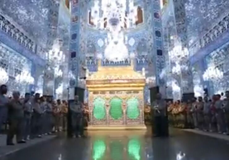 ضریح جدید مرقد مطهر حضرت زینب (س) به همت خادمان حرم حضرت عباس (ع) ساخته و نصب شد.