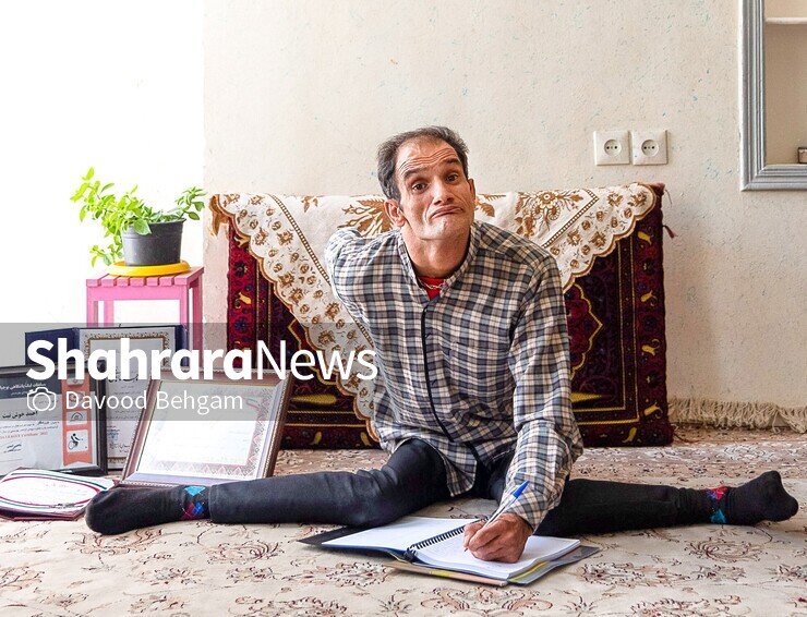 ورزشکار، بازیگر تئاتر، شاعر، خواننده، ترانه‌سرا و... همه این‌ها را در قسمت معرفی صفحه‌اش نوشته تا این‌ها معرف توانایی‌هایش باشد، نه مشخصات ظاهری‌اش.