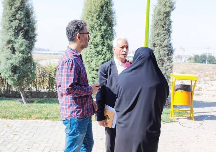 «بیش از ۲۰ سال از تفاهم نامه زمین‌های زراعی ما با شهرداری می‌گذرد، اما همچنان سرگردان مانده ایم. زمین‌های ما بلااستفاده رها شده است و هیچ کاری نمی‌توانیم بکنیم. مسئولان به این وضعیت رسیدگی کنند و گره ۲۰ ساله انتقال سند زمین هایمان را باز کنند. حالا از آن تفاهم نامه ۲۰ سال می‌گذرد. پدر و مادر‌های ما فوت کرده اند زمین‌ها به ورثه رسیده است، اما هنوز برای زمین‌های این منطقه هیچ اقدامی نشده است. شما رابه خدا پیگیری کنید تا به حقمان برسیم.»