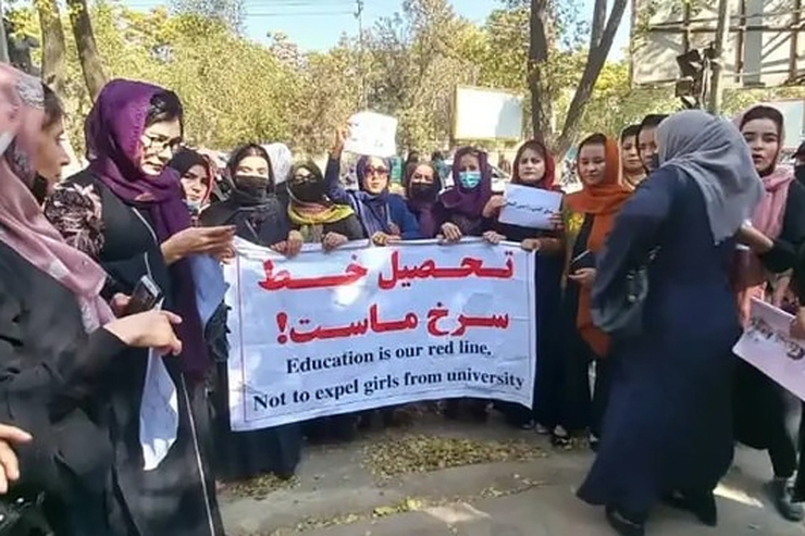 صبح امروز شماری از زنان در اعتراض به اخراج ۵۰ دانشجوی دختر دانشگاه کابل تظاهرات کردند. دانشجویان اخراج شده بیشتر از قوم هزاره هستند.