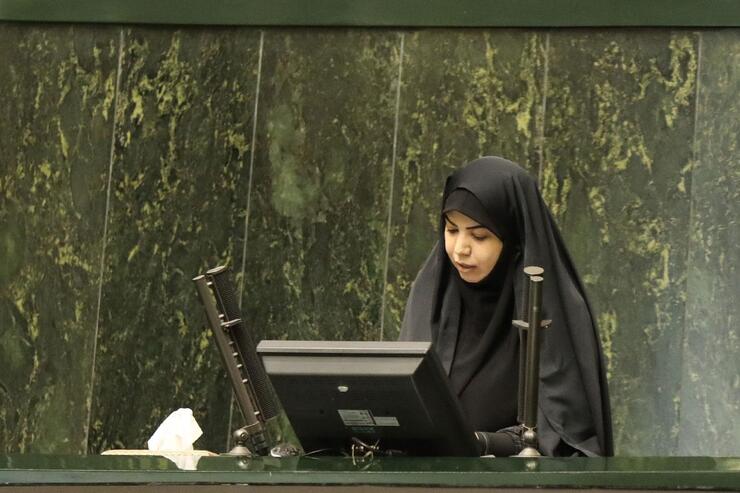 سخنگوی کمیسیون بهداشت و درمان ضمن قرائت گزارش این کمیسیون در مورد صلاحیت وزیر پیشنهادی کار، گفت: وی قول داد که اجرای دقیق طرح پزشک خانواده و خدمات سلامت الکترونیک، عمل به قانون و تعامل با نمایندگان مجلس را نصب العین خود قرار دهند.