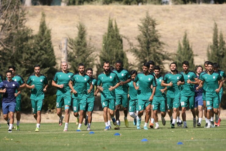 در دوران مدیریت آجورلو همواره سعی می‌شد درباره شیوه پرداختی دستمزد بازیکنان خبر‌های مثبتی از باشگاه مخابره شود، اما با جدایی مدیرعامل سابق مشخص شده تعداد قابل توجهی چک برگشتی در دست بازیکنان است.