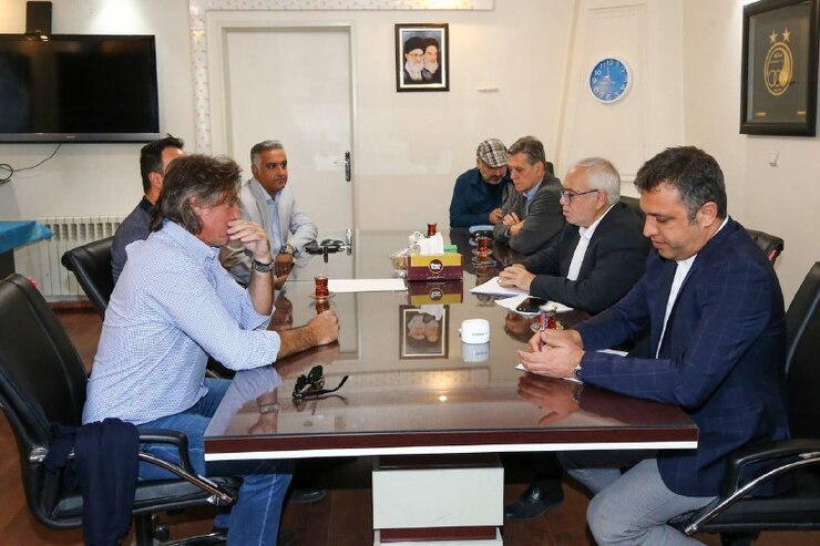 مدیرعامل جدید استقلال در نشستی که با ساپینتو داشته به او تذکر داده که در ادامه لیگ به اعصابش مسلط باشد تا دیگر از سوی کمیته انضباطی محروم نشود.