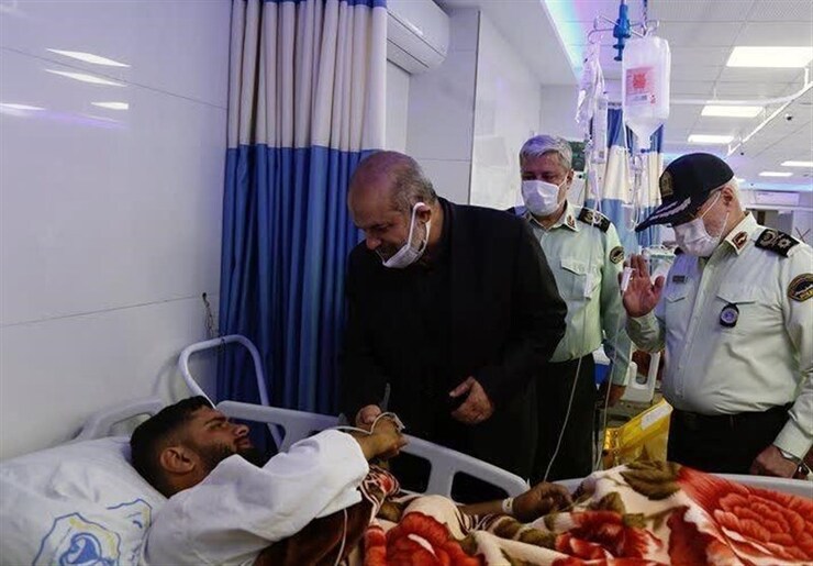 وزیر کشور ضمن عیادت از نیرو‌های فراجا که در اغتشاشات اخیر آسیب دیده و مجروح شده‌اند، گفت: از دستگاه قضا انتظار داریم با عاملان اصلی و سران این اغتشاشات به شکل قانونی، قاطع، سریع و عبرت‌آموز برخورد کند.