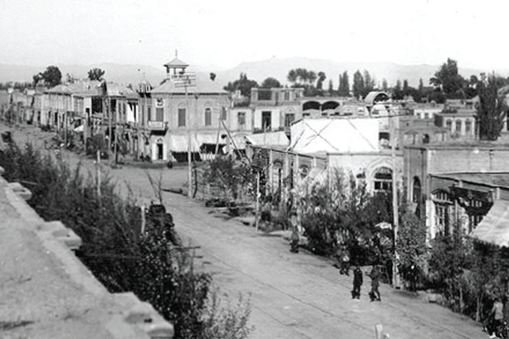 در این مطلب به یکی از خیابان‌های قدیمی مشهد می‌پردازیم که احداثش هم‌زمان با ساختمان خیابان فلکه شروع می‌شود و امروز به نام خیابان امام خمینی (ره) شهره است.