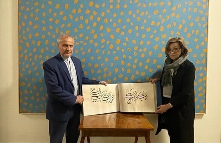 نسخه‌های خوشنویسی منتخب آیات قرآنی تحت عناوین «کلک مینو» و «کلک نور» از سوی سفیر و رایزن فرهنگی کشورمان به دو موزه مهم صربستان اهدا شد.