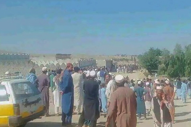 منابع محلی ننگرهار اعلام کردند که خودرو حامل رئیس اجرای برنامه واکسن فلج اطفال در این ولایت هدف قرار گرفته و وی به شدت در این حادثه مجروح شده است.