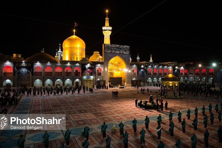 آستان حضرت رضا (ع) مملو از حضور شیفتگان حضرت شده تا در محافل عزاداری که به همت آستان قدس رضوی و به مناسبت سالروز شهادت ثامن‌الحجج (ع) برگزار می‌شود شرکت کرده و سوگواره‌های عظیم رضوی را برپا کنند.