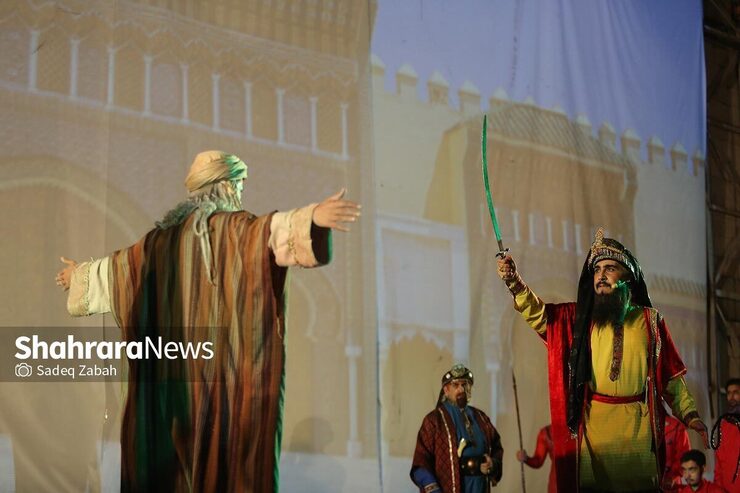 چند شبی است نمایش «آسمان هشتم» ساخته رضا صابری، هنرمند مطرح مشهدی، در جوار حرم رضوی روی صحنه می‌رود.
