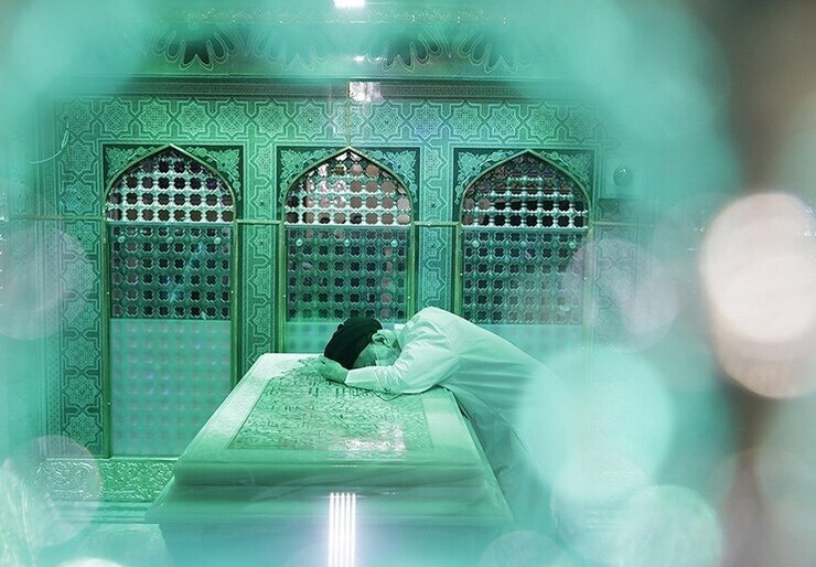 به مناسبت شهادت حضرت علی‌بن‌موسی‌الرضا (ع)، گوشه‌هایی از مراسم غبارروبی مضجع مطهر رضوی در سفر اخیر رهبر انقلاب به مشهد مقدس در محرم الحرام ۱۴۴۴ را در نماهنگ «خورشید هدایت» مشاهده می‌کنید.