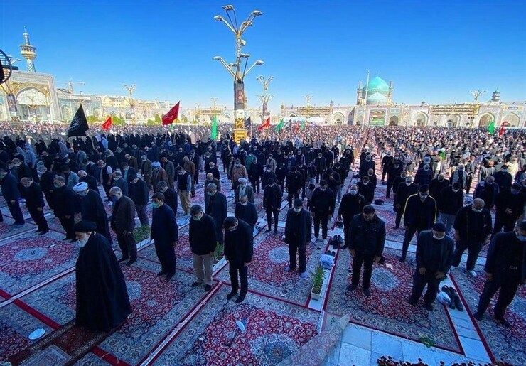 همزمان با روز شهادت امام رضا (ع) نماز ظهر وعصر در حرم رضوی و مبادی ورودی حرم اقامه شد.