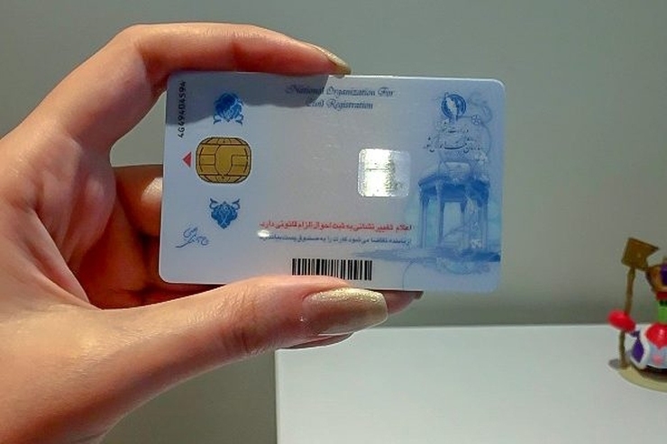 در ابتدای هوشمندسازی کارت‌های ملی قرار بود همه ایرانیان تا سال 1395 دارای کارت ملی شوند. اما تحریم‌ها این روند را مختل کرد. حالا با سپردن بخشی از کار تولید کارتها به متخصصان داخلی وعده داده شده است که تا کمتر از 2ماه دیگر همه ایرانیان دارای کارت ملی هوشمند خواهند بود.