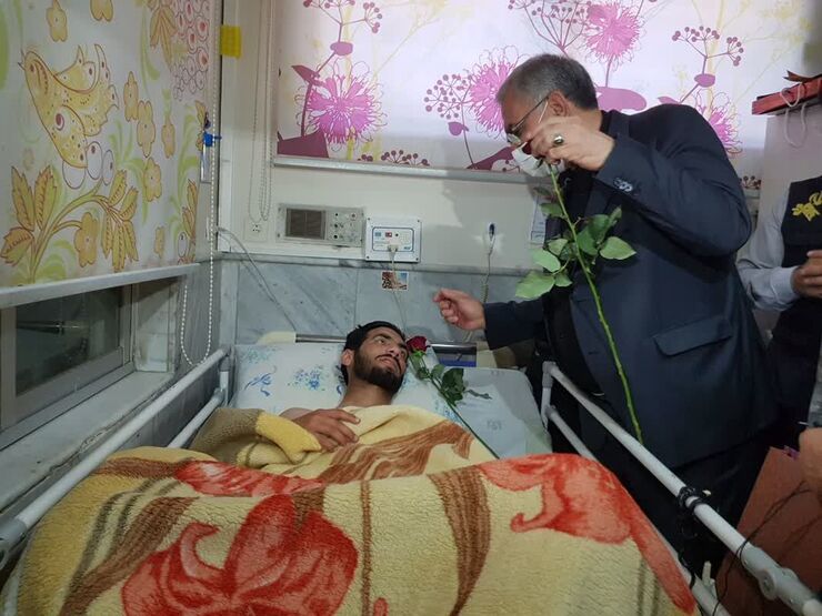 وزیر بهداشت، درمان و آموزش پزشکی همزمان با سالروز شهادت امام رضا (ع) از مامور نیروی انتظامی که در اغتشاشات اخیر مشهد بر اثر آتش سوزی مجروح شده است، عیادت کرد.