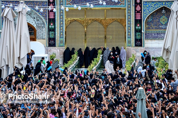 انگار همه غم‌های عالم امروز اینجا جمع شده است؛ این را می‌شود از حال و هوای زائرانی فهمید که اشک‌هایشان تمامی ندارد و فریادهایشان از غم شهادت حضرت رضا (ع)، به آسمان می‌رسد.