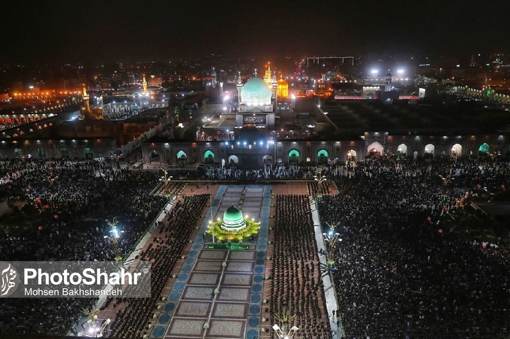 زائران و مجاوران علی ابن موسی الرضا(ع) در شب شهادت ایشان و در خیابان های منتهی به حرم مطهر رضوی، عزادارای این امام همام را اقامه کردند.