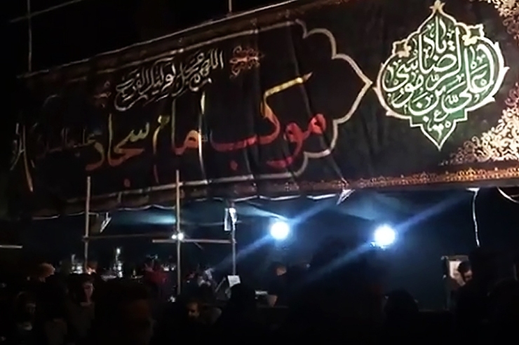 جمعی از جوانان مهاجر افغانستانی سال‌هاست در موکبی که مزین به نام امام سجاد(ع) است، افتخار خدمت به زائران و مجاوران حریم رضوی را دارد.